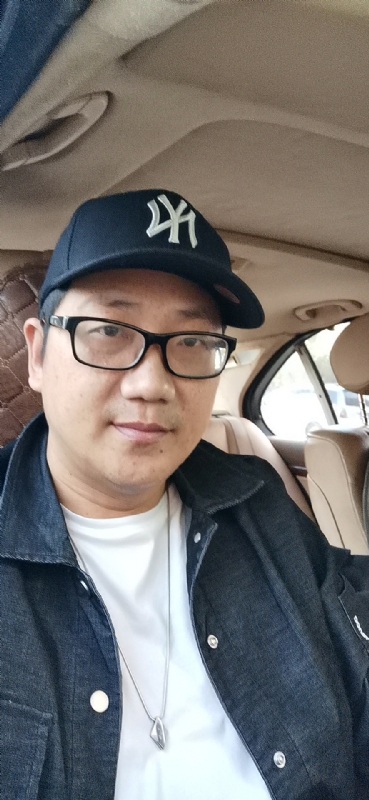 拥抱幸福的第一张照片--南平婚介网